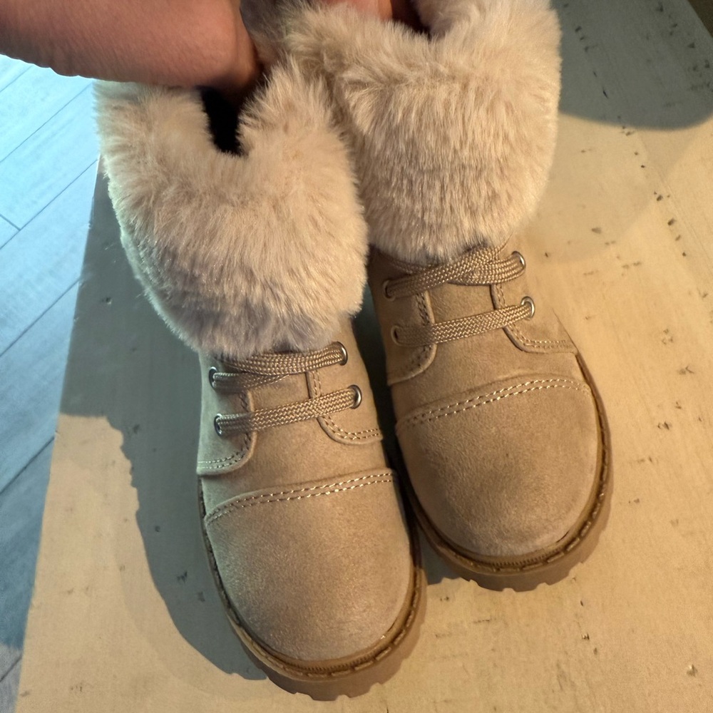Old Navy Kids Tan Boots with Faux Fur